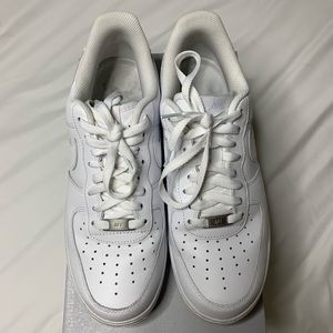 White Nike Airforce’s